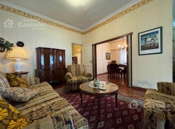Casa · 180m² · 4 Ambientes · 1 Cochera · Chalet Sobre Lote de 10x27,5 m con Fondo, Garaje, Ideal Refacción