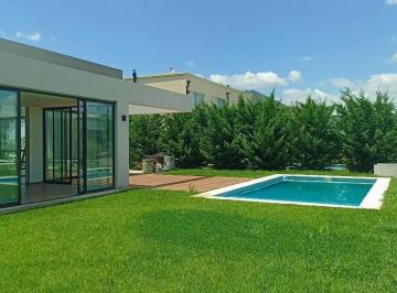 Casa · 220m² · 5 Ambientes · Casa en Venta - 3 Dorm. 4 Baños - 735 m - Ezeiza