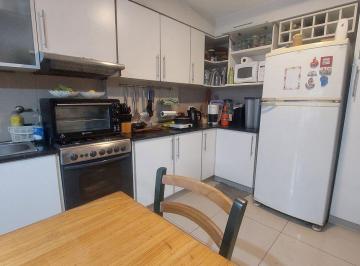 Cocina separada · Departamento de Dos Dorm. con Patio y Balcón