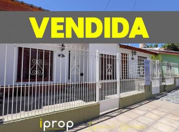 Casa · 200m² · 9 Ambientes · 1 Cochera · 2 Casas, Más Monoambiente, Más Depósito! en Pleno Centro de Villa Giardino! Gas Natural