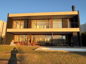 Casa · 253m² · 5 Ambientes · Casa en Venta, Laguna Grande - Villanueva