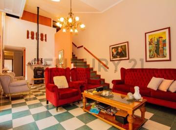 Casa · 198m² · 7 Ambientes · 1 Cochera · Venta Casa de 4 Dorm. con Patio y Cochera en Centro, Rosario