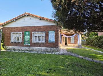 Casa · 242m² · 6 Ambientes · 2 Cocheras · Casa en Venta Burzaco Excelente Ubicación!