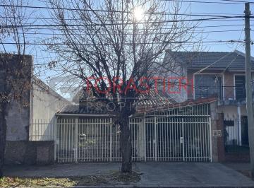 Casa · 100m² · 4 Ambientes · 1 Cochera · Casa en Caseros