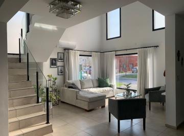 Casa de 5 ambientes, Pilar · Casa Cálida y Moderna en Venta 4 Dorm. y Pileta