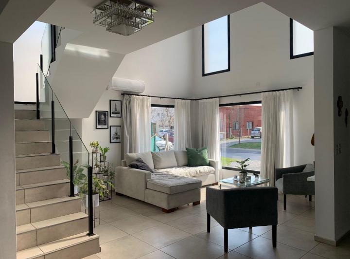 Casa · 183m² · 5 Ambientes · 2 Cocheras