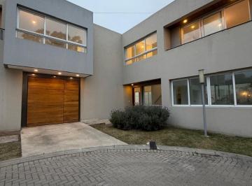 Casa · 211m² · 4 Ambientes · 1 Cochera · Alquiler Casa 3 Dorm. Villa Belgrano Cordoba