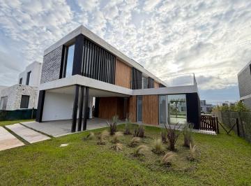 Casa · 227m² · 5 Ambientes · 2 Cocheras · Casa en Venta Laguna Grande - Villanueva