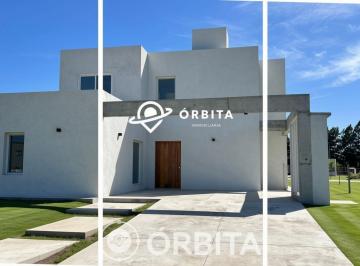 Casa · 190m² · 5 Ambientes · 4 Cocheras · Casa en Venta en Barrio San Simon, Canning, Pileta