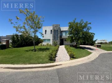 Casa · 170m² · 5 Ambientes · 2 Cocheras · Casa en Venta Sobre Lote Interno Area 7 San Sebastian Loma Verde