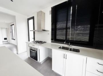 Casa · 175m² · 6 Ambientes · 4 Cocheras · Casa en Alquiler en Santa Ana, Villanueva, Tigre