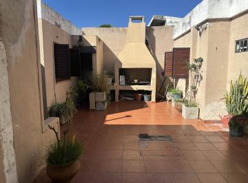 Casa · 147m² · 6 Ambientes · 1 Cochera · Venta de Casa en Zumaran