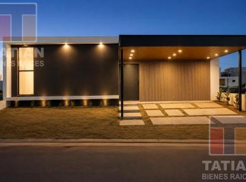 Casa · 230m² · 5 Ambientes · 2 Cocheras · Casa en Pampas de Manantiales