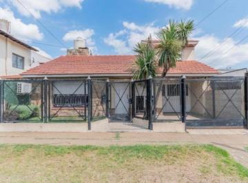 Casa · 142m² · 3 Ambientes · 1 Cochera · Casa en Venta Burzaco 3 Ambientes con Pileta