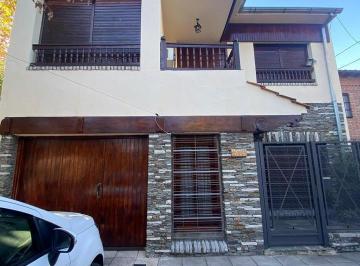 Casa · 200ha · 5 Ambientes · 1 Cochera · Oportunidad Casa 5 Ambientes con Cochera en Venta Banfield