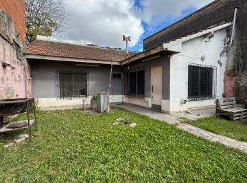 Casa · 250m² · 2 Ambientes · Excelente Chalet Al Fondo Sobre Av San Martin!