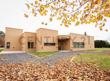 Casa · 210m² · 6 Ambientes · Casa en Venta en Area 60