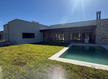 Casa · 241m² · 4 Ambientes · 4 Cocheras · Casa en Venta Terravista 3 Dorms Escritorio Financia Estrena