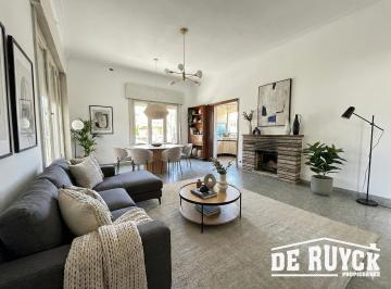 Casa · 146m² · 4 Ambientes · 2 Cocheras · Chalet Sobre 2 Lotes a Modernizar