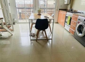 Departamento · 38m² · 2 Ambientes · Al Frente con Balcón, en Duplex. Impecable Estado, Muy Luminoso. Distribución: en El 5to Piso Tien