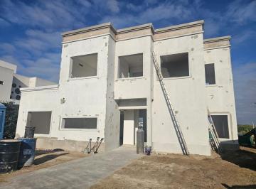 Casa · 300m² · 4 Ambientes · 2 Cocheras · Casa en Venta - El Cantón, Barrio Norte