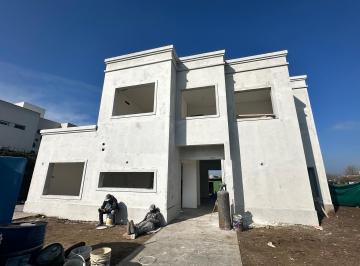 Casa · 300m² · 4 Ambientes · 2 Cocheras · Casa en Venta - El Cantón, Barrio Norte