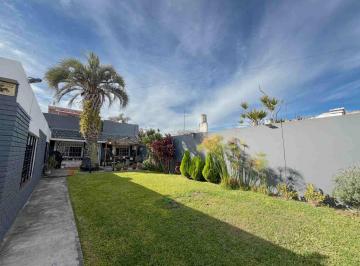 Casa · 114m² · 5 Ambientes · 2 Cocheras · Venta Casa 5 Amb en Una Planta y Jardin en Bernal