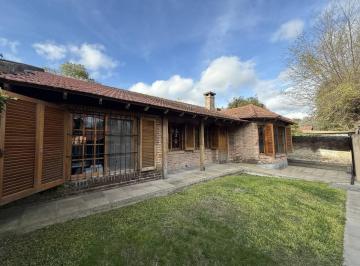 Casa · 507m² · 5 Ambientes · 2 Cocheras · Excelente Casa de 5 Ambientes con Quincho, Pileta y Parque
