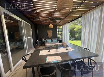 Casa · 160m² · 5 Ambientes · 6 Cocheras · Casa en Santa Elena