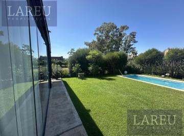 Casa · 180m² · 5 Ambientes · 6 Cocheras · Casa en Santa Elena