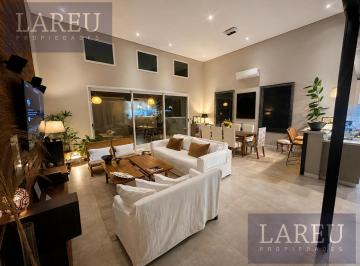 Casa · 180m² · 5 Ambientes · 6 Cocheras · Casa en Santa Elena, Pilar del Este