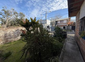 Casa · 111m² · 3 Ambientes · 1 Cochera · Casa en Venta Sobre Lote Propio Hurlingham