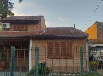 Casa · 90m² · 4 Ambientes · 3 Cocheras · Venta Casa 4 Ambientes C/jardin (Centro L. Guillón)