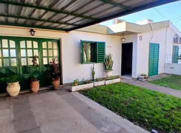 Casa · 83m² · 6 Ambientes · 2 Cocheras · Casa en Venta Muy Linda Buen Estado Patio Barrio Panamericano