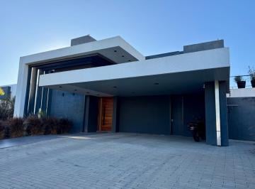 Casa · 900m² · 3 Dormitorios · 3 Cocheras · Casa Moderna en Venta en Jardín Inglés – Valle Escondido