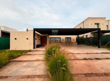 Casa de 3 ambientes, Carrodilla · Casa en Alquiler Barrio Lar de Boedo