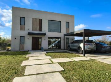 Casa · 146m² · 3 Dormitorios · 2 Cocheras · Casa en Alquiler con Pileta en Barrio Náutico El Naudir, Escobar