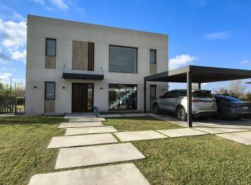 Casa · 183m² · 3 Dormitorios · 2 Cocheras · Casa en Alquiler con Pileta en Barrio Náutico El Naudir, Escobar