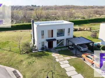 Casa · 183m² · 3 Dormitorios · 2 Cocheras · Casa en Alquiler con Pileta en Barrio Náutico El Naudir, Escobar