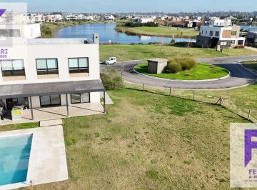 Casa · 183m² · 3 Dormitorios · 2 Cocheras · Casa en Alquiler con Pileta en Barrio Náutico El Naudir, Escobar