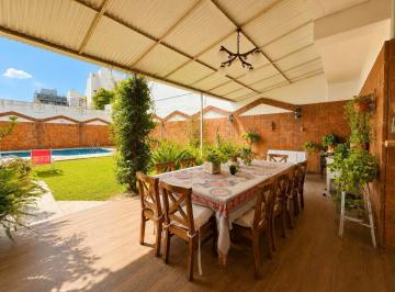 Casa · 538m² · 8 Ambientes · Casona de Categoría 4 Dorm. en Alta Córdoba - Venta