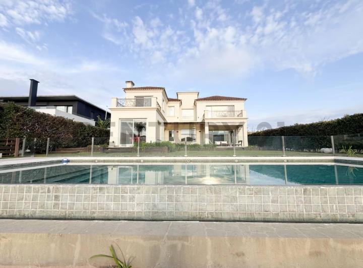 Casa · 382m² · 7 Ambientes · 2 Cocheras