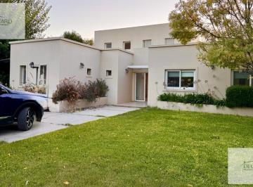 Casa · 179m² · 5 Ambientes · 2 Cocheras · Casa en Saint matthew'S, Lote Central.