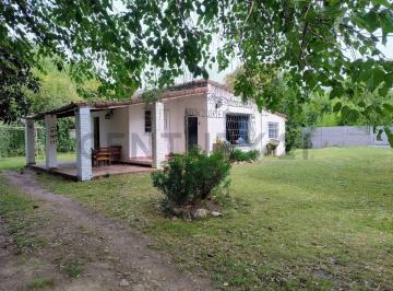 Casa · 59m² · 4 Ambientes · 1 Cochera · Encantadora Casa - Quinta de 4 Ambientes con Pileta y Quincho. Parque de 832.50 m². Merlo