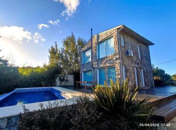 Casa · 110m² · 3 Ambientes · 1 Cochera · Venta Casa Carilo 3 Ambientes con Piscina y Parque