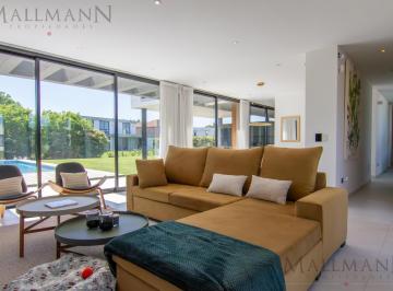 Casa · 274m² · 8 Ambientes · 2 Cocheras · Alquiler Casa de 4 Dorm. con Pileta en Pilará La Diligencia
