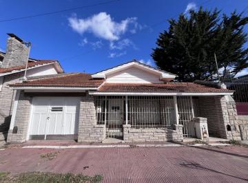 Casa · 134m² · 4 Ambientes · 1 Cochera · Chalet 4 Ambientes con Garage en PH - Apto Credito - La Perla