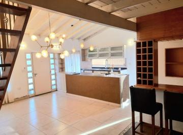 Casa · 200m² · 6 Ambientes · 2 Cocheras · Alquiler Casa de 6 Amb, 5 Habitaciones, 3 Baños, Piscina C/parrilla, Cochera 2 Vehiculos