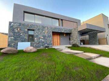 Casa de 6 ambientes, Chacras de Coria · Casa de 3 Dorm. en Barrio Privado Aguaribay