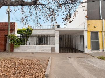 Casa · 84m² · 3 Ambientes · 1 Cochera · Casa en Venta Dos Dorm. con Garage y Patio en Fisherton - Rosario